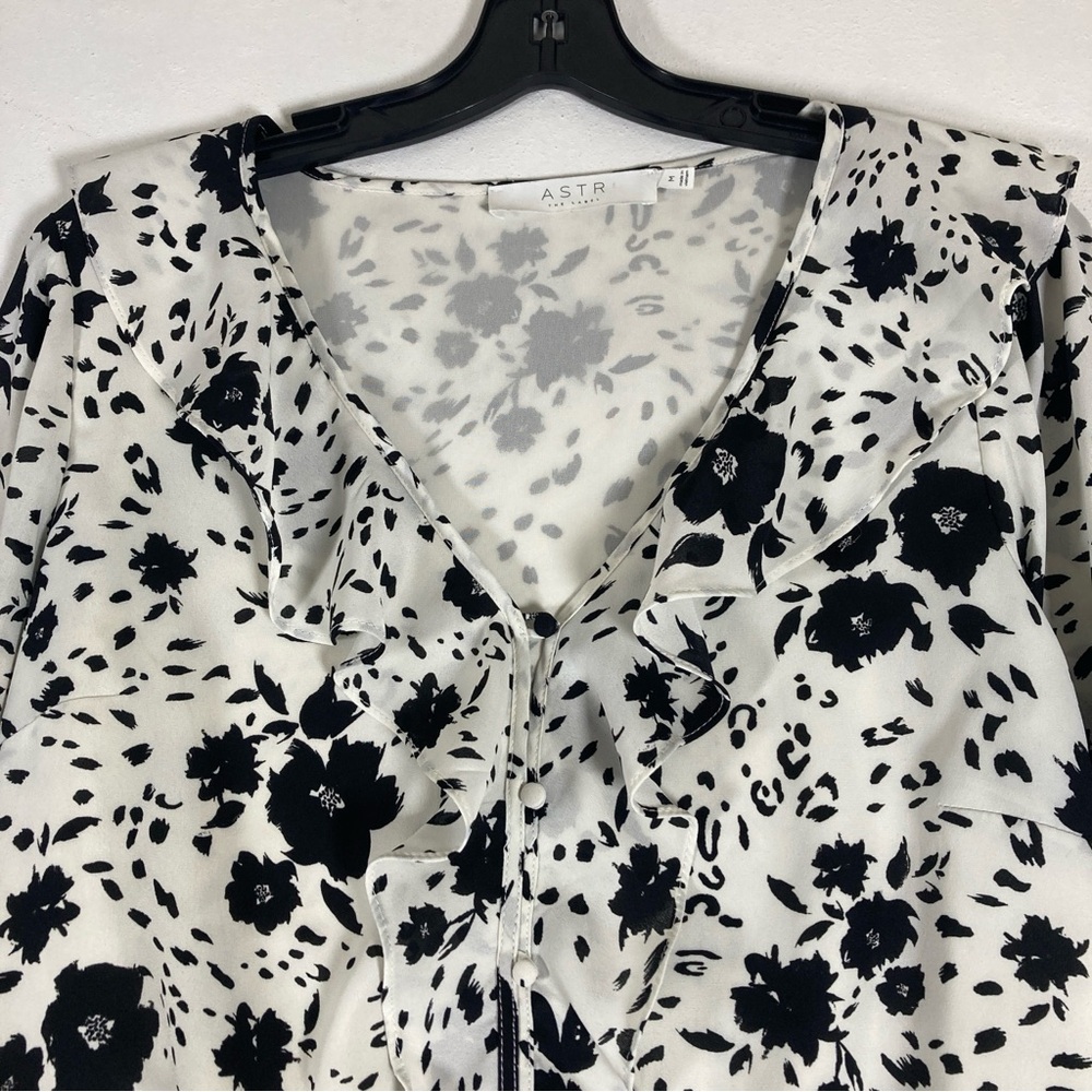 ASTR Women’s Top Blouse Long Putt Sleeves V Neck Ruffles Black White Medium - Picture 3 of 14